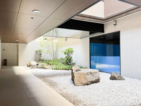 新築未入居の清らかな空気に満ちた中庭。選び抜かれた意匠と緑が、日常に確かな価値と癒やしを贈ります。
