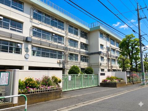 世田谷区立上祖師谷中学校まで約909m