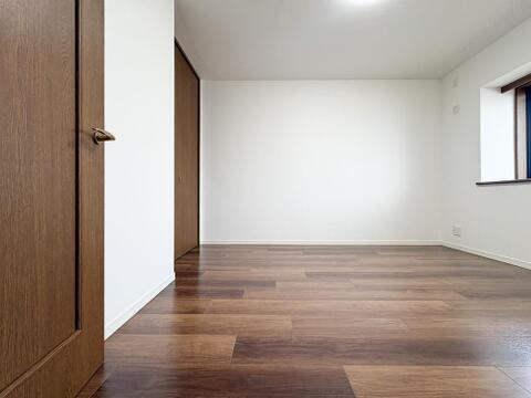 ゆとりある広さの居室は、家具の配置がしやすく使い勝手の良い空間です。採光も良好で、生活スタイルに合わせて自由にレイアウトできます。