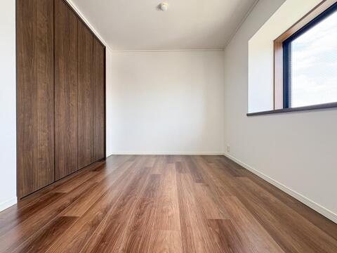 ゆとりある主寝室は、一日の疲れをしっかりとリセットできる居心地の良い空間です。採光と通風に配慮した設計で、快適な睡眠環境が整っています。