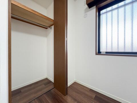 居室に備えられた十分な容量のクローゼット収納。季節物や衣類の整理がしやすく、収納力の高さが日常の暮らしの快適さを支える実用的な設計です。