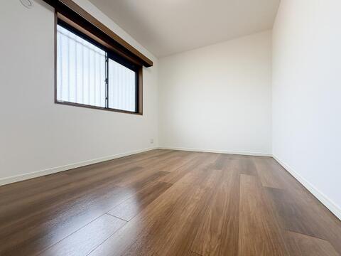ゆとりある広さの居室は、家具の配置がしやすく使い勝手の良い空間です。採光も良好で、生活スタイルに合わせて自由にレイアウトできます。