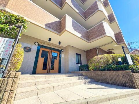 清潔感ある共用エントランスが来訪者を温かく迎えます。管理が行き届いた住環境を反映した、住む人に毎日安心感と誇らしさをもたらす印象的なエントランスです。