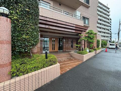 マンションに住まう人をいつも暖かく迎えてくれるような、優しい温もりが漂っています。