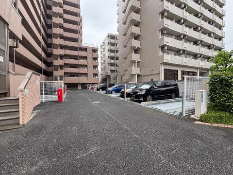 マンション敷地内にカースペースを完備。※最新の空き状況は、管理会社等にご確認させて頂きます。