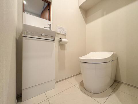 清潔感のあるトイレは、シンプルでモダンなデザインが魅力です。広めのスペースでゆったりと使えるため、毎日の生活がより快適に。綺麗だからこその心地よさを感じられる空間です。