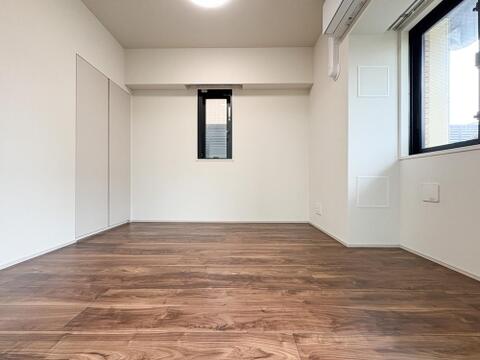 窓から差し込む柔らかな光が心地よい居室は、広さがあり、のびのびとした気分で過ごせます。趣味やリラックスの時間を楽しめる多用途な空間で、心安らぐ毎日が広がります。