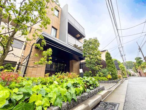 上品で落ち着きのある佇まいが、住む人に安心感を与えてくれるマンションです。しっかりとした造りが信頼を感じさせ、快適で心地よい住環境が整っています。
