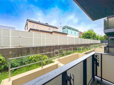 眺望が魅力の住まいで、窓からの景色が心を癒してくれます。季節ごとに移ろう風景を楽しめ、心安らぐ時間が流れる空間が広がります。毎日の生活に豊かさを与えてくれる場所です。