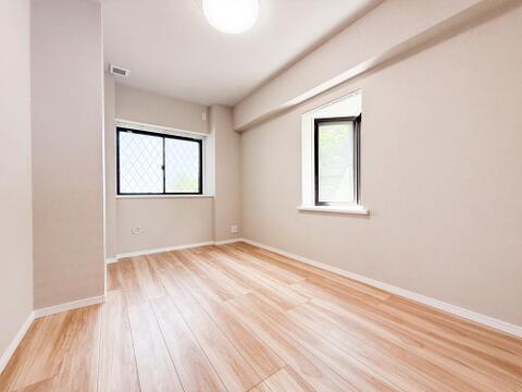 独立性の高い洋室は子供部屋にぴったり 。全室リノベーション済みで、明るく清潔感溢れる空間です 。