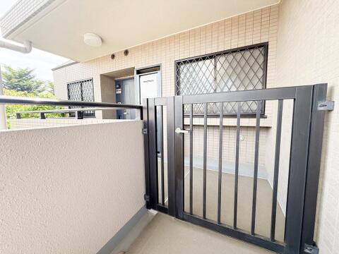 玄関前に専用ポーチを確保 。共用廊下からの視線を遮り、戸建て感覚のゆとりと安心感をもたらします 。
