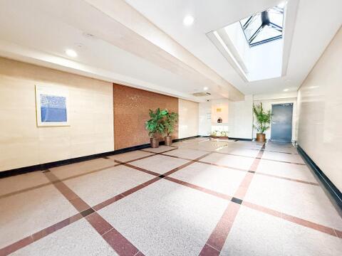 管理体制良好な全42戸の気品漂う佇まい。 綺麗に保たれた共用部が住まいの格を上げます