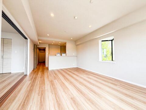住まう誇りを映し出す、洗練されたリビング。資産価値ある景色と共に、家族の歴史を優雅に刻みます。