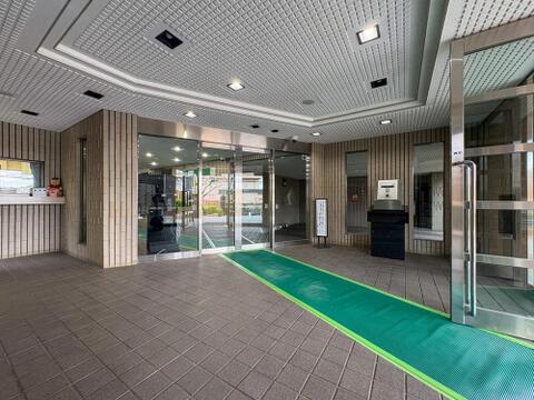 明るい光が差し込むエントランスは、住まう方々を優しく迎えます。セキュリティも万全で、ご家族の安心な毎日をサポートする共用空間です。