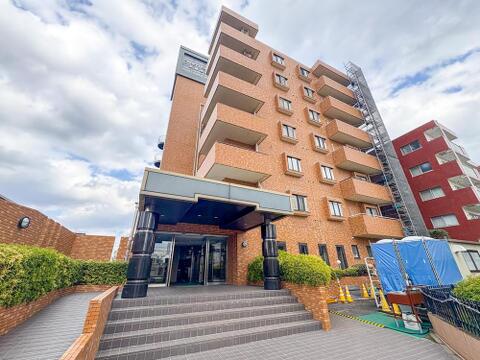 家族の笑顔を育む住まい。温かみのある煉瓦調の外観と、バリアフリー対応のスロープが、安心の子育て環境を支えます。