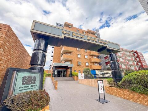 堂々たるエントランスが家族を迎え入れる「ライオンズマンション武蔵砂川」。洗練されたデザインが、日々の暮らしに上質感を添えます。