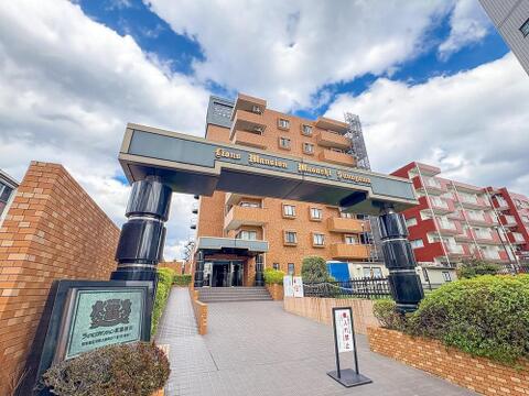 「Lions Mansion Musashi Sunagawa」の堂々たる佇まい。広々としたエントランスは、家族の笑顔を育む毎日を予感させます。