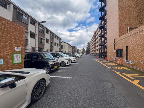 敷地内に確保された広々とした駐車場は、お車での移動が多いファミリーに大変便利です。お子様の送り迎えや週末のお買い物もスムーズに、快適なカーライフをサポートします。