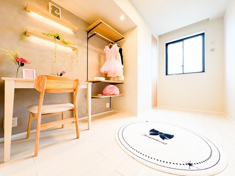 主寝室や趣味のお部屋として、多目的に使える心地よい空間。開放感ある窓からの採光が、健やかな朝の始まりをサポートします。※モデルハウスのイメージ写真です。備品は販売対象外となります。
