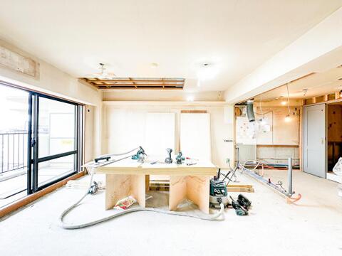 「リフォーム中」リビングルームは家族の会話が弾み自然と笑顔になれる空間です。10年後、20年後も変わらない笑顔がそこにはあります。