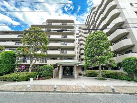 爽やかな青空の下に贅沢なほどに降り注ぐ陽光、豊かな居住性と、クオリティが見事に調和した住空間は、住まうことの喜びを感じさせてくれます。