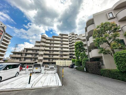 住む人を映し出す洗練された佇まいは、いつまでも輝き続けながらいつしか街の風景に溶け込んでいきます。