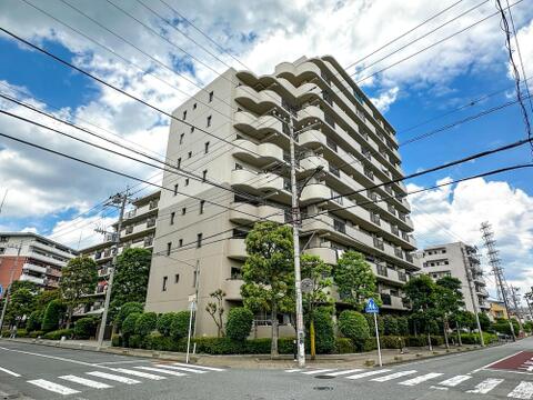 時代の流れに惑わされないシックなカラートーンで街並みに溶け込む外観は、主張し過ぎず、また平凡になり過ぎず絶妙なコントラストで輝きを放ちます。