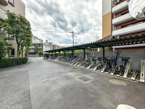 駐輪場に屋根があるのがありがたいです。