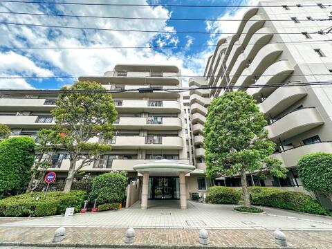 綺麗にお手入れがされているエントランスです。管理会社もしっかりしており、安心してお住まい頂けます。マンションの資産価値を形成する上で大切ですね。