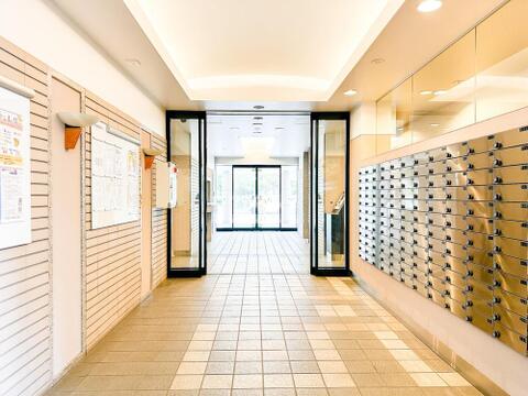 丁寧に管理されたエントランス。ゴミなどがない環境を「管理」していただいている証ですね。マンションだからこそのランニングコストが適正に運用されていると思います。