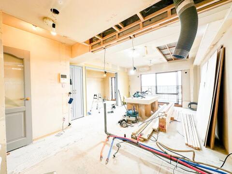 「リフォーム中」効率よく動けるシステムキッチンで、お料理の腕前もさらにランクアップ。奥様の腕の見せ所ですね。3口あるコンロでお料理モスピードUPしそうです。たっぷり収納できるのも魅力です。