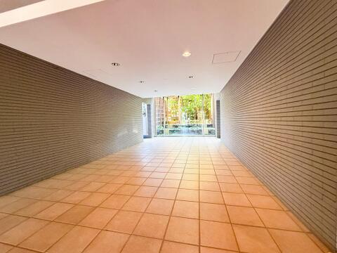 邸宅の品格を映し出す壮麗なエントランス。資産価値ある門構えが、家族の誇り高き歴史を優雅に出迎えます。