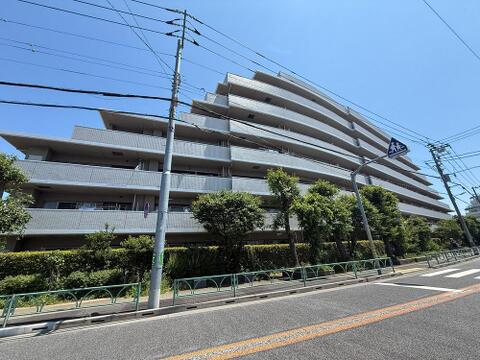 落ち着いた街並みに調和する気品ある佇まい。資産価値ある住環境が、家族の未来を穏やかに包み込みます。
