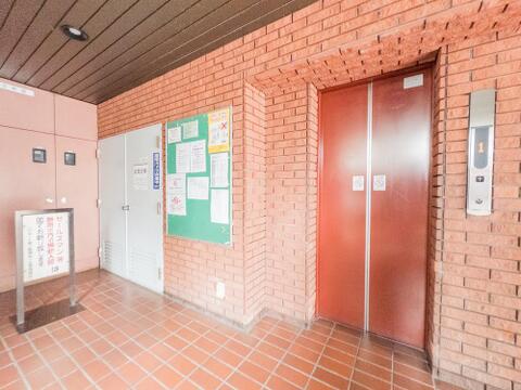 重厚感溢れるエントランスは、マンションの一つの特徴でもあります。その穏やかな佇まいに、訪れる方々は圧倒されるはず。オーナーとしてのステータスと都心アクセスの利便性を貴方の手に。
