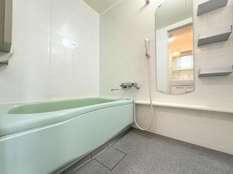 お子様と一緒に浸かれる広いバスタブで、バスタイムをさらに楽しく。浴室乾燥機付で湿気がこもりません。