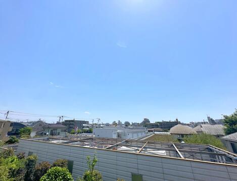 3階からの眺望は開放的で、落ち着いた雰囲気で過ごせそうです。