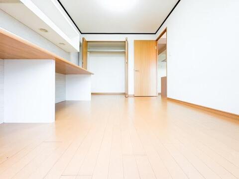 ゆとりある主寝室は、一日の疲れをしっかりとリセットできる居心地の良い空間です。採光と通風に配慮した設計で、快適な睡眠環境が整っています。