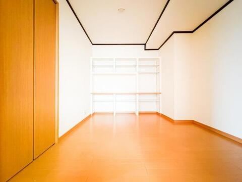 明るく広々とした子供部屋。採光が良好で勉強に集中しやすい環境が整っています。成長に合わせてレイアウトを変えやすい使い勝手の良い空間でございます。
