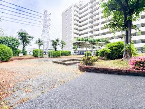 徒歩圏内に公園がある住環境は、お子様の外遊びや日常の散歩が楽しみやすい便利な立地条件です。緑が身近にある暮らしが生活に潤いをもたらします。