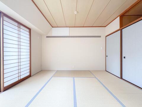 畳の香る和室は、お子様の遊び場やお昼寝スペースにぴったり。障子から優しい光が差し込み、家族の団らんを彩ります。豊富な収納も魅力です。