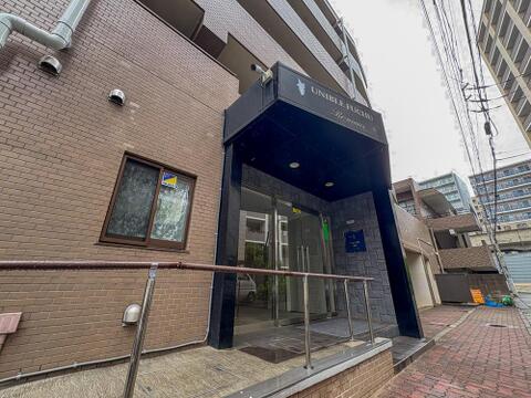 UNIBLE FUCHU Re-novasの洗練されたエントランス。ALSOKのセキュリティが、ご家族の毎日を安心で包み込み、心穏やかな帰宅を演出します。