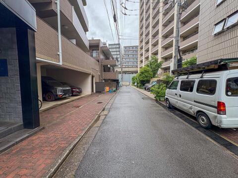雨上がりのしっとりとした路地が、落ち着いた雰囲気を醸し出す住宅街です。家族の穏やかな日常を育む、安心の住環境が魅力です。