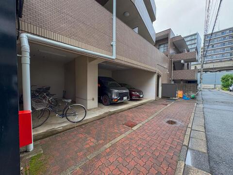 風格あるレンガ調の外観が目を引くマンション。1階に駐車場と自転車置き場があり、家族の移動もスムーズに。子育て世代に嬉しい、利便性の高い暮らしがここにあります。