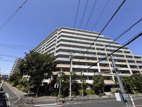 陽光が降り注ぐ青空の下、特徴的なバルコニーが目を引く外観。緑豊かな住環境は、お子様とのびのびと暮らせるファミリーに嬉しい魅力です。