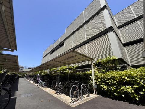 雨の日も安心の屋根付き駐輪場を完備。お子様の自転車も大切に保管でき、家族みんなの快適な移動をサポートします。