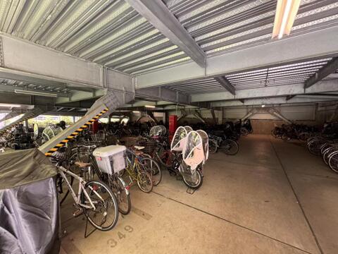 雨の日も安心、屋内の広々とした駐輪場を完備。お子様の自転車も雨風や盗難から守られ、家族みんなの自転車ライフをサポートします。