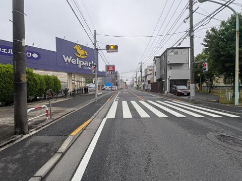 信号機のある交差点に面した立地で、お子様との外出も安心です。近くにはウエルパークがあり、日用品のお買い物にも便利。家族の毎日をサポートする暮らしやすい環境が魅力です。