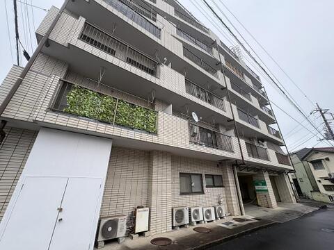 洗練されたタイル張りの外観が魅力のマンション。各住戸のバルコニーは、家族の笑顔と明るい毎日を育みます。