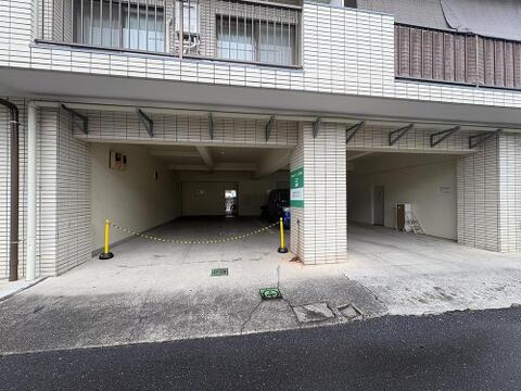 雨の日も安心の屋根付き駐車場。お子様の送り迎えや、お買い物後の荷物の積み下ろしもスムーズ。大切な愛車を守り、日々の暮らしをサポートします。