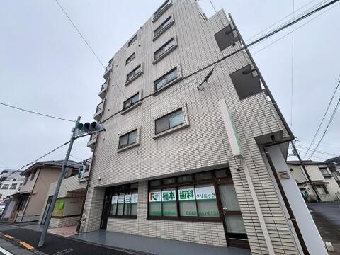 清潔感のあるタイル張りの外観が印象的な建物です。1階には歯科クリニックがあり、ご家族の健康を身近でサポートする安心の住環境です。